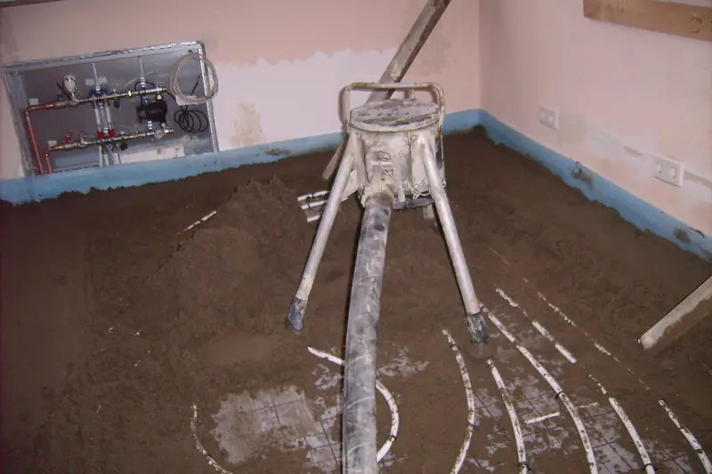 Şap pompası hortumu ile daire içine makineli şap serilmesi
